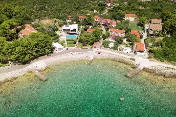 Modern Villa With Pool in Sućuraj