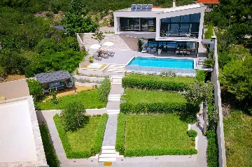 Modern Villa With Pool in Sućuraj
