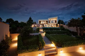 Modern Villa With Pool in Sućuraj