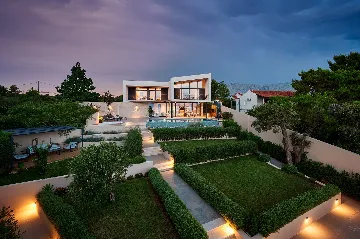 Modern Villa With Pool in Sućuraj
