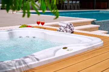 Modern Villa With Pool in Sućuraj