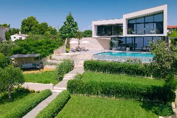 Modern Villa With Pool in Sućuraj