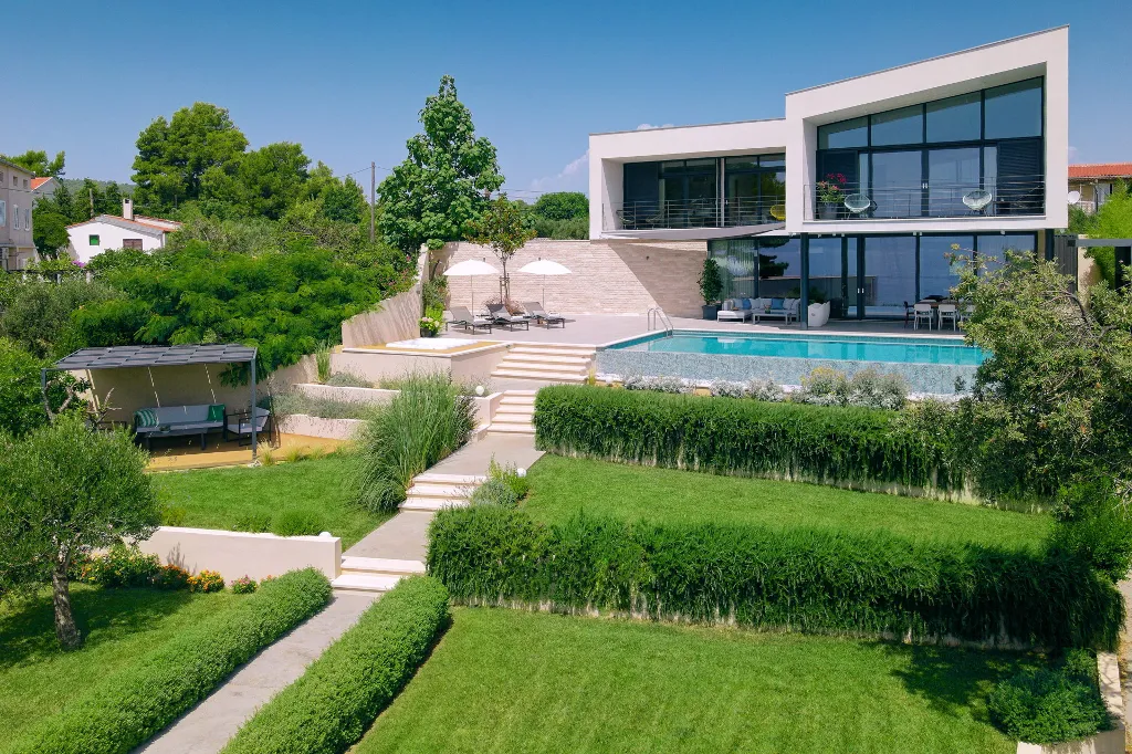 Modern Villa With Pool in Sućuraj