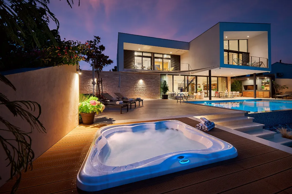 Modern Villa With Pool in Sućuraj