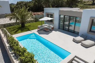 Modern Seaside Villa with Pool – Pasman Island