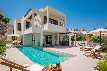 Contemporary Beachfront Villa with Pool, Okrug Gornji