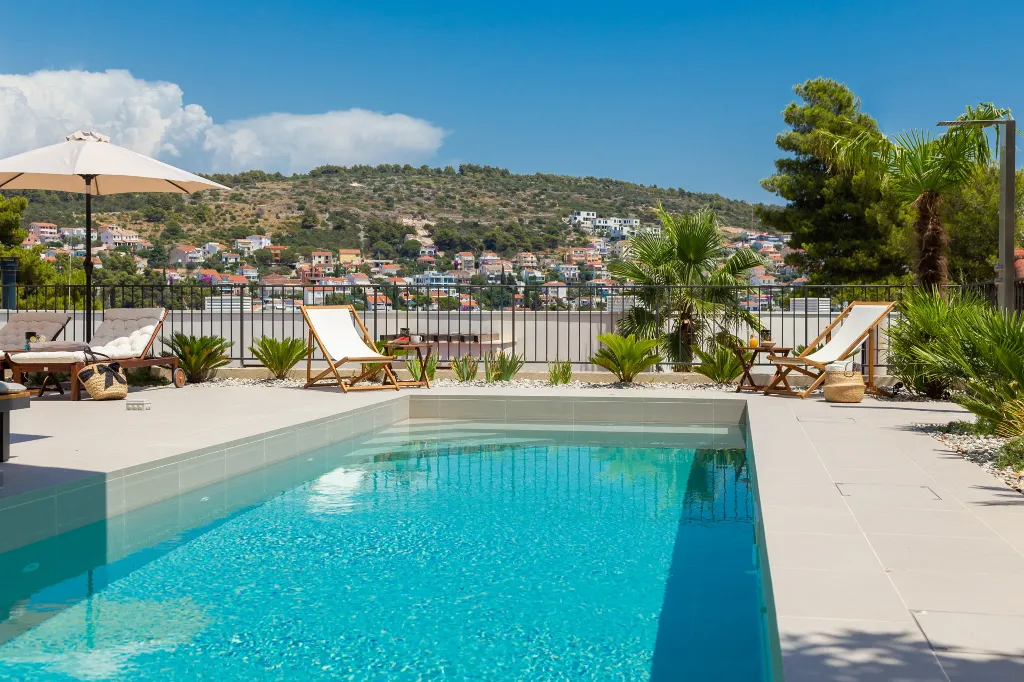 Contemporary Beachfront Villa with Pool, Okrug Gornji