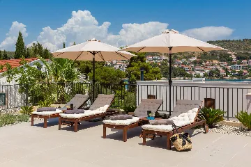 Contemporary Beachfront Villa with Pool, Okrug Gornji