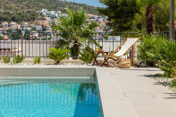 Contemporary Beachfront Villa with Pool, Okrug Gornji