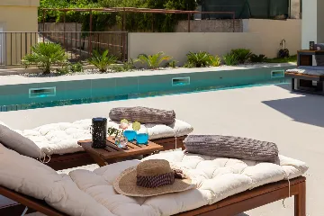 Contemporary Beachfront Villa with Pool, Okrug Gornji