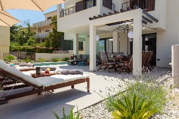 Contemporary Beachfront Villa with Pool, Okrug Gornji