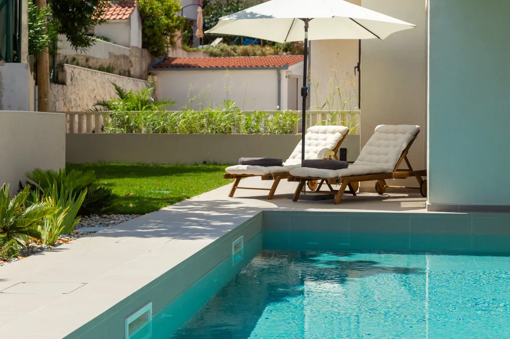 Contemporary Beachfront Villa with Pool, Okrug Gornji