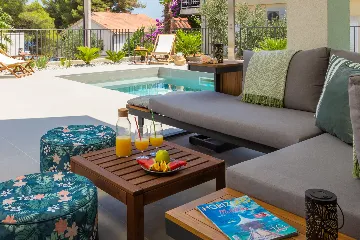 Contemporary Beachfront Villa with Pool, Okrug Gornji