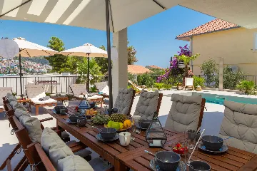 Contemporary Beachfront Villa with Pool, Okrug Gornji