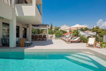 Contemporary Beachfront Villa with Pool, Okrug Gornji