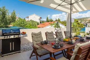 Contemporary Beachfront Villa with Pool, Okrug Gornji