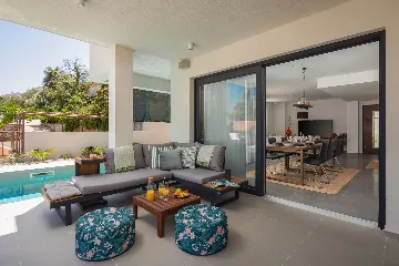 Contemporary Beachfront Villa with Pool, Okrug Gornji