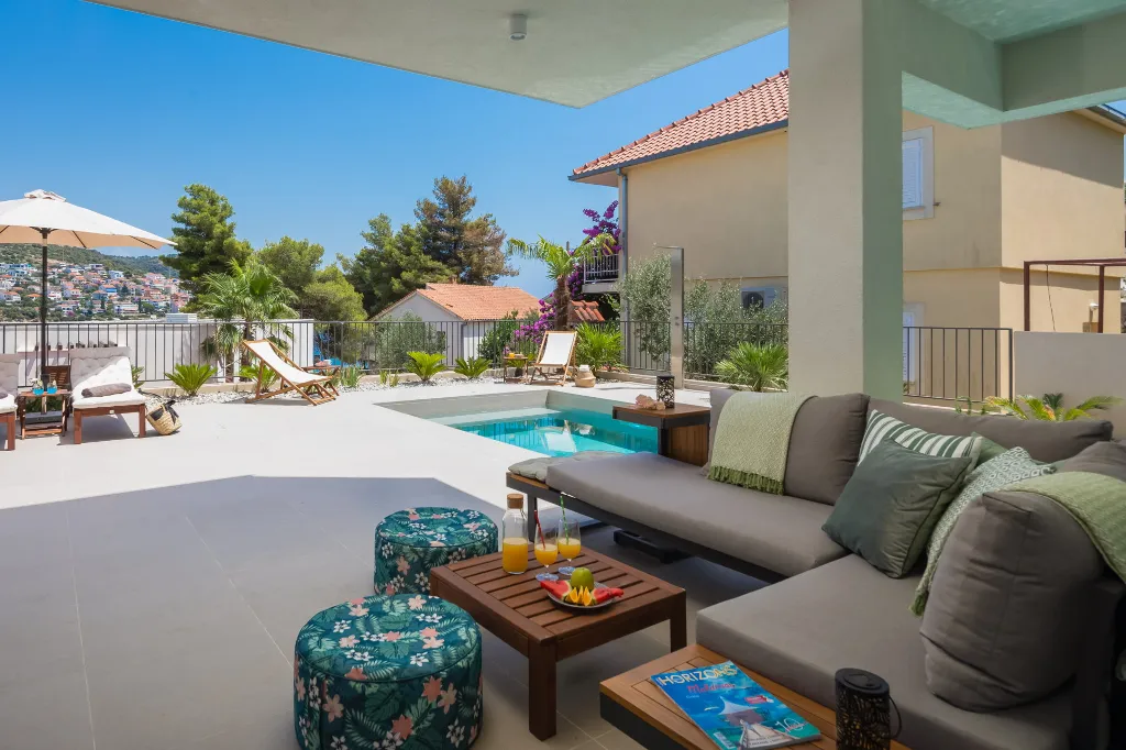 Contemporary Beachfront Villa with Pool, Okrug Gornji