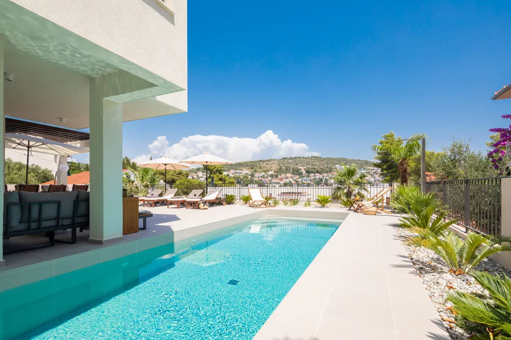 Contemporary Beachfront Villa with Pool, Okrug Gornji