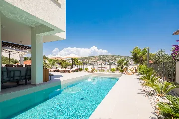 Contemporary Beachfront Villa with Pool, Okrug Gornji