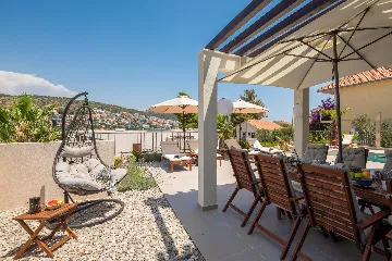Contemporary Beachfront Villa with Pool, Okrug Gornji