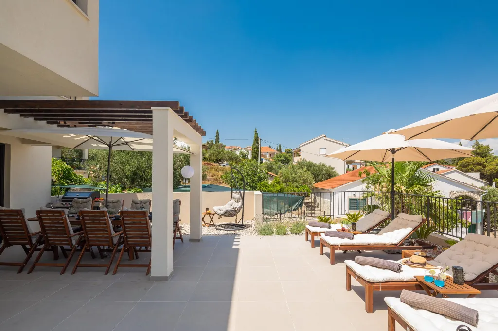 Contemporary Beachfront Villa with Pool, Okrug Gornji