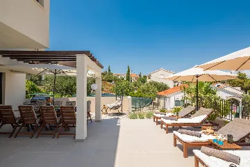 Contemporary Beachfront Villa with Pool, Okrug Gornji