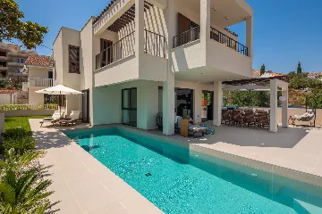 Contemporary Beachfront Villa with Pool, Okrug Gornji