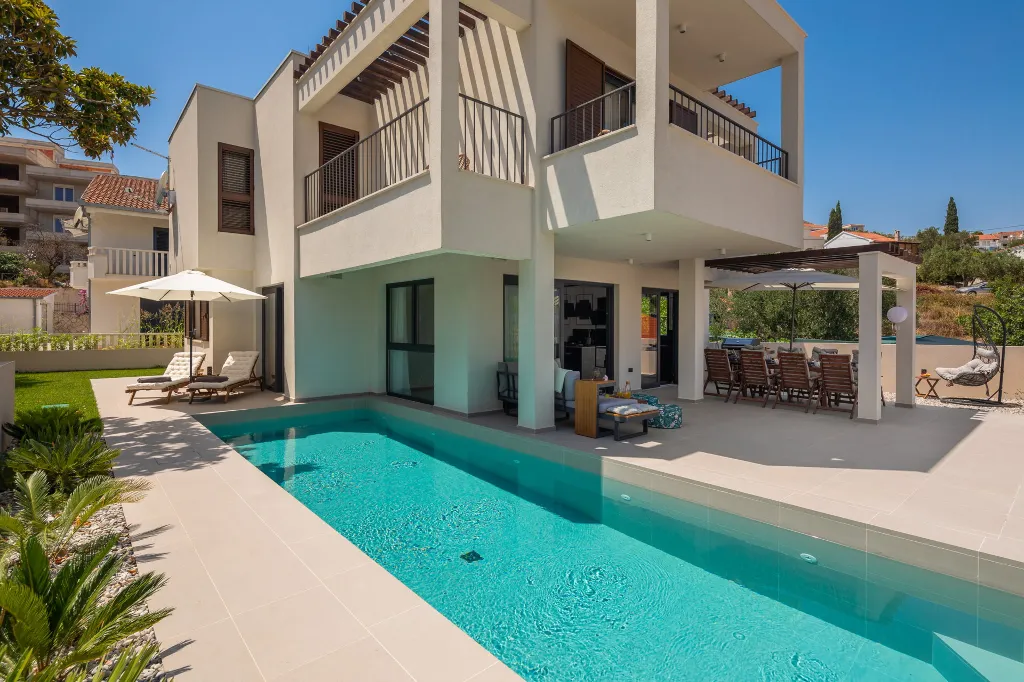 Contemporary Beachfront Villa with Pool, Okrug Gornji