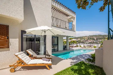 Contemporary Beachfront Villa with Pool, Okrug Gornji