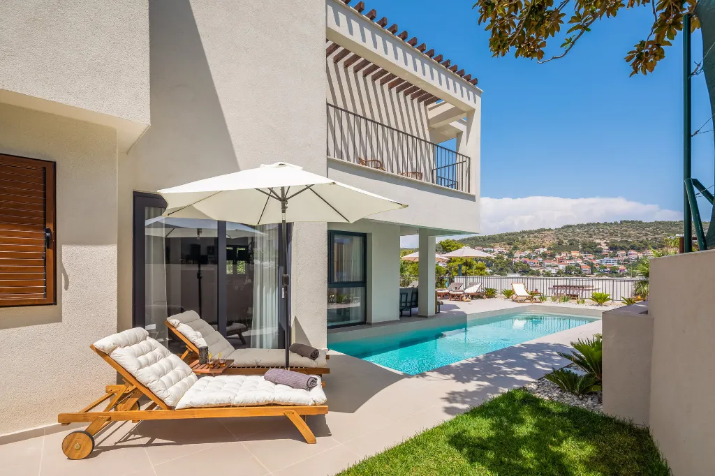 Contemporary Beachfront Villa with Pool, Okrug Gornji