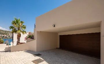 Contemporary Beachfront Villa with Pool, Okrug Gornji