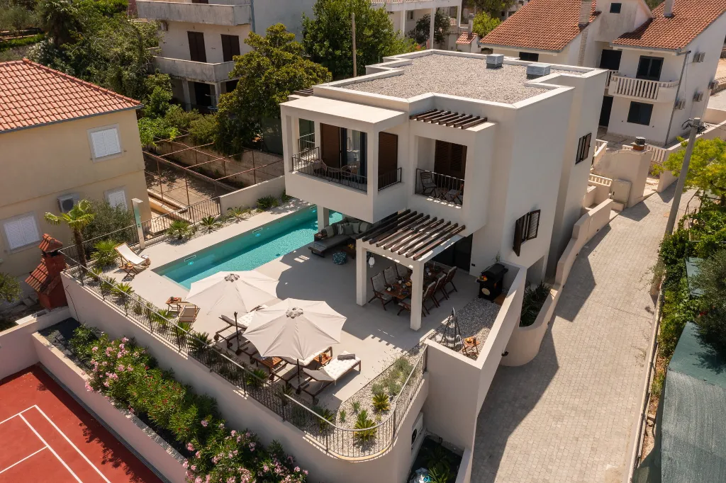 Contemporary Beachfront Villa with Pool, Okrug Gornji