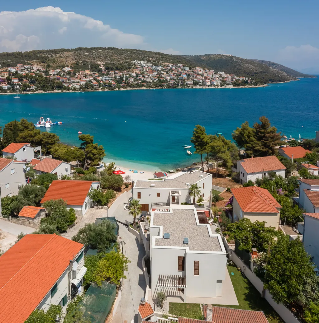 Contemporary Beachfront Villa with Pool, Okrug Gornji