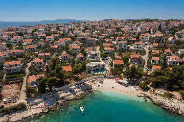 Contemporary Beachfront Villa with Pool, Okrug Gornji