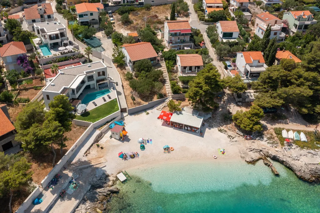 Contemporary Beachfront Villa with Pool, Okrug Gornji