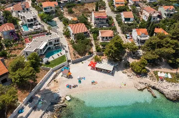 Contemporary Beachfront Villa with Pool, Okrug Gornji