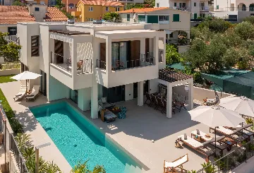 Contemporary Beachfront Villa with Pool, Okrug Gornji