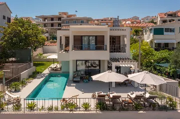 Contemporary Beachfront Villa with Pool, Okrug Gornji