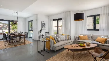 Contemporary Beachfront Villa with Pool, Okrug Gornji