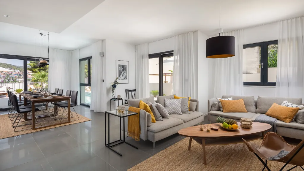 Contemporary Beachfront Villa with Pool, Okrug Gornji