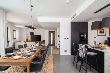 Contemporary Beachfront Villa with Pool, Okrug Gornji