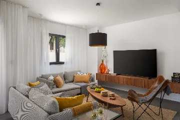 Contemporary Beachfront Villa with Pool, Okrug Gornji