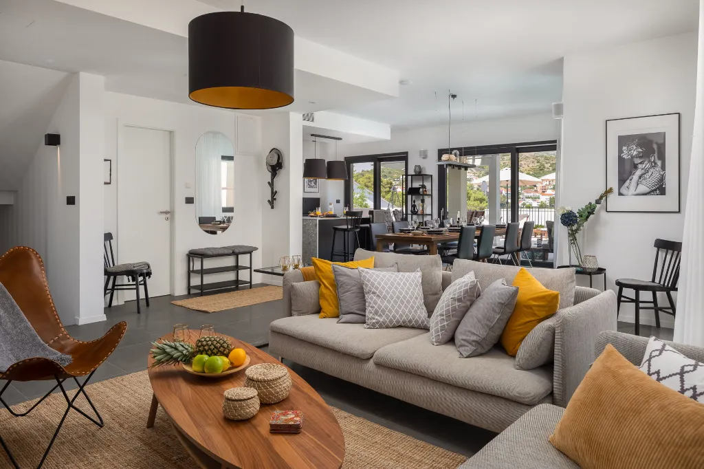 Contemporary Beachfront Villa with Pool, Okrug Gornji