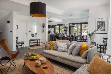 Contemporary Beachfront Villa with Pool, Okrug Gornji