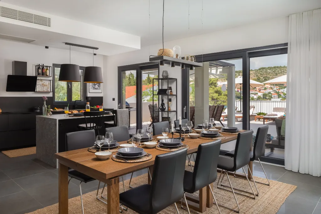 Contemporary Beachfront Villa with Pool, Okrug Gornji