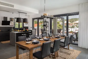 Contemporary Beachfront Villa with Pool, Okrug Gornji