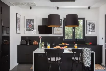 Contemporary Beachfront Villa with Pool, Okrug Gornji