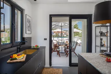 Contemporary Beachfront Villa with Pool, Okrug Gornji