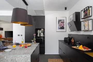 Contemporary Beachfront Villa with Pool, Okrug Gornji